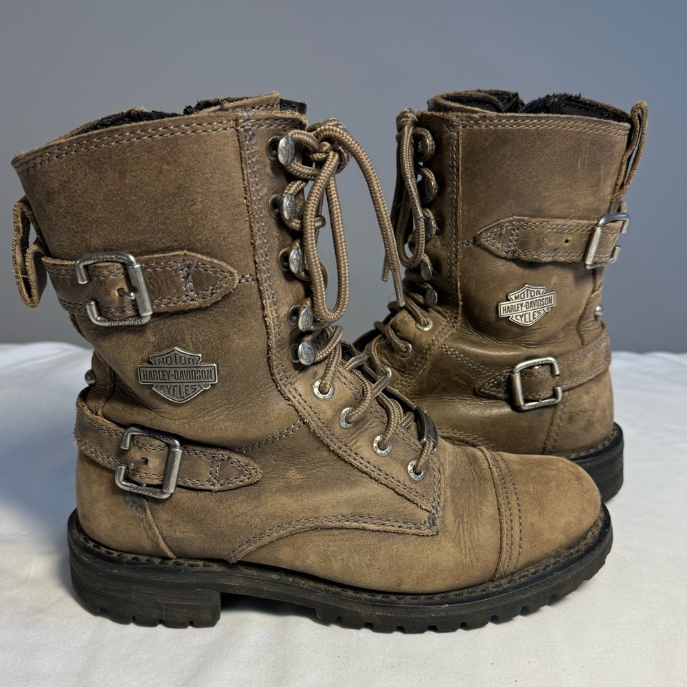 Women’s Harley Davidson leather boots. Size 7, Very stylish with geat treads.